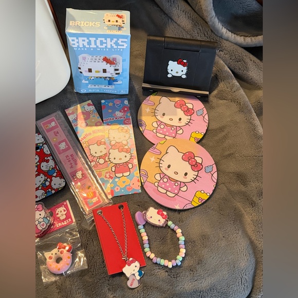 🩷🩷Sanrio Hello Kitty Cream Hardshell Mini Suitcase & 20+ Accessories - Picture 11 of 12